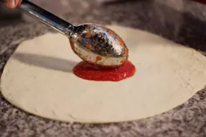 Pizzalöffel für Tomatensugo aus Edelstahl